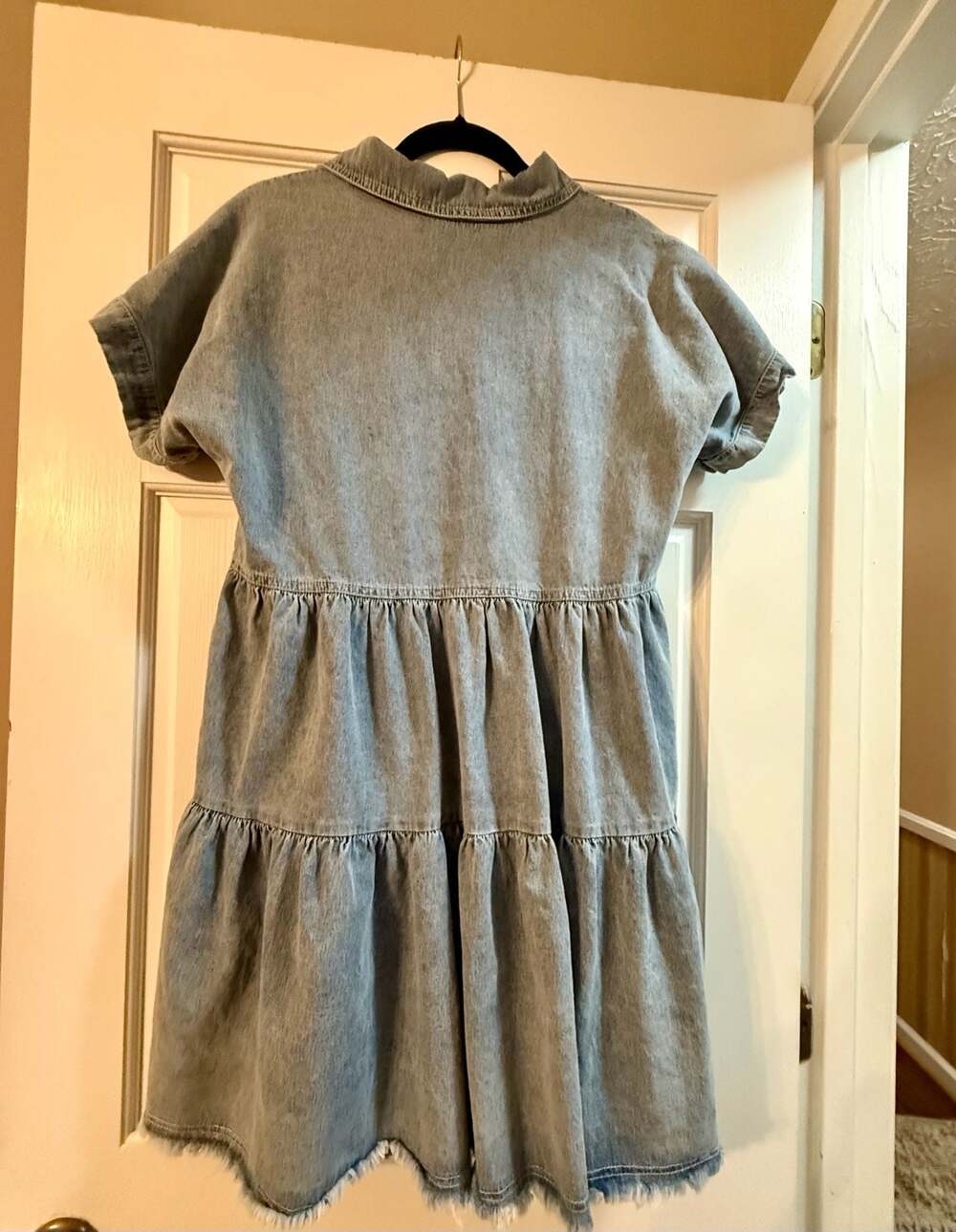 Denim boutique light wash snap button dress raw hem size medium - Picture 3 of 3